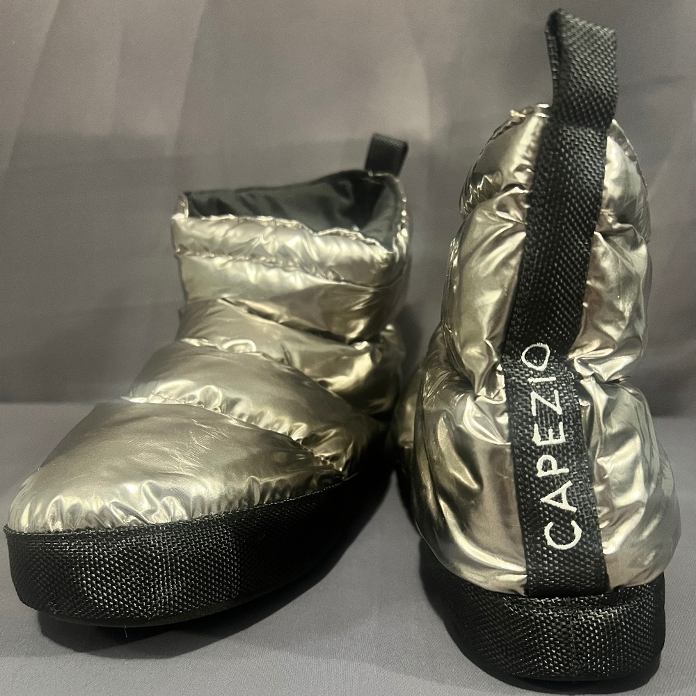 <>>SOLD<<>



Capezio Slip On Quilted Space Boots